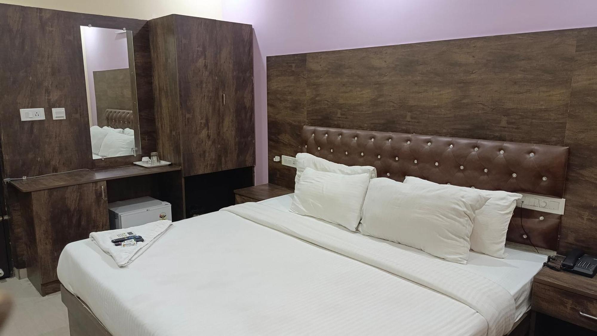 Pph Royal Gs Comforts Opp Mall Of Asia Bangalore Exterior foto